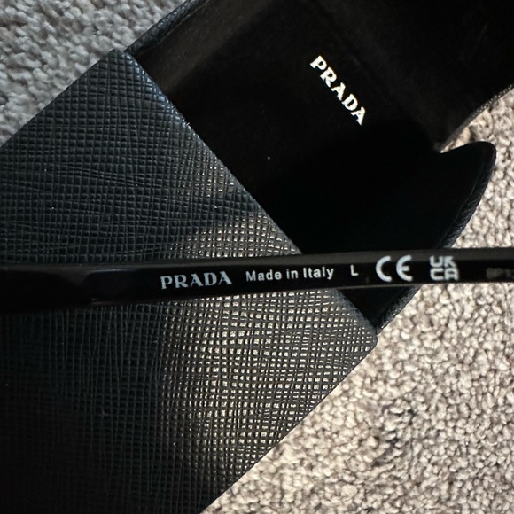 Prada Sunglasses - Like New 🥰 - Picture 6 of 9